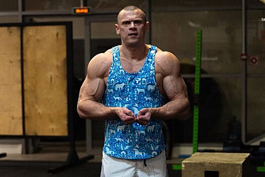 Силач Денис Вовк потренируется на грузовиках «КАМАЗ-мастер» перед буксировкой самолёта