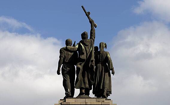 «Не на той стороне истории» В Софии начался демонтаж памятника Советской армии