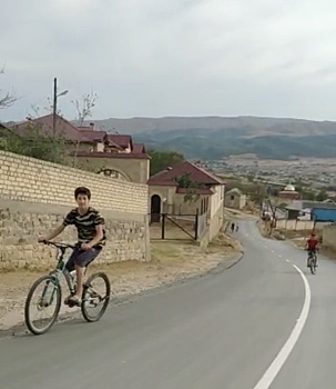 На двух заасфальтированных улицах Буйнакского района дорожники нанесли разметки