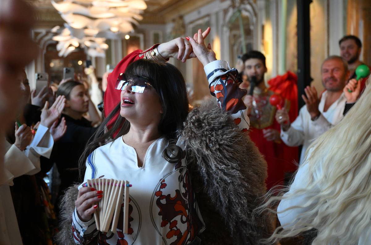 Королеву раскритиковали за похудение на уколах словами жрать надо меньше