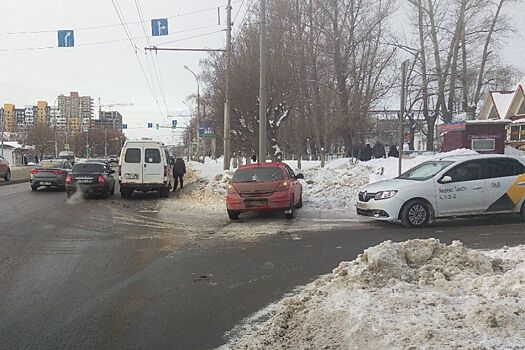 В Пензе водитель «Opel Astra» собирался подраться с маршрутчиком из-за ДТП на пр. Победы