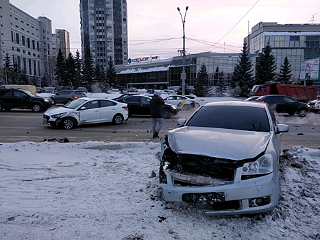 Авария на Кирова: «Ниссан» вынесло на тротуар недалеко от станции метро «Октябрьская»