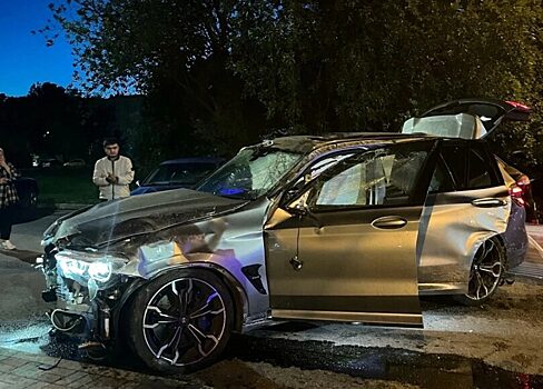 В Петербурге водитель BMW вылетел через люк во время аварии