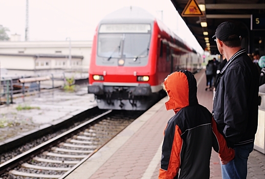 В Сеть попало видео, как мальчик упал под поезд и выжил