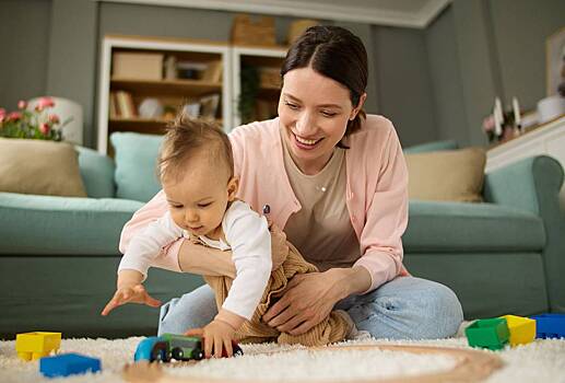 Скрывать ребенка 40 дней и не целовать в пятки. В России до сих пор верят в суеверия про детей. Что об этом думают врачи?