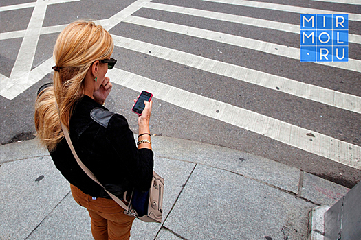 Депутат Госдумы предложил принять меры для борьбы с телефонами пешеходов