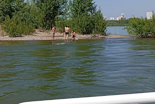 В Новосибирске с острова спасли группу парней, которые переоценили свои силы