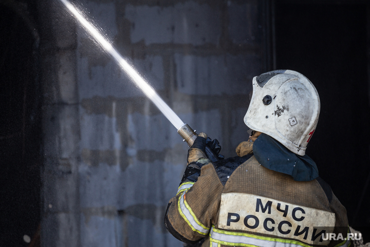 МЧС РФ: в Шушарах загорелся ангар недалеко от сгоревшего склада Wildberries