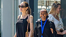 Шифоновый топ и замшевые мюли: Анджелина Джоли с детьми посетила выставку