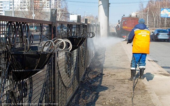В Рязани приступили к мытью разделительных ограждений на Московском шоссе
