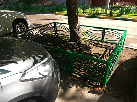 Во дворе на улице Расплетина отремонтировали газонные ограждения