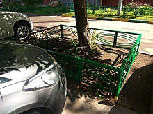 Во дворе на улице Расплетина отремонтировали газонные ограждения