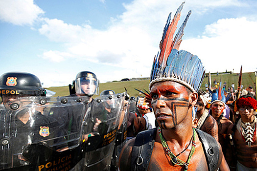 Индейцы Бразилии с луками и стрелами устроили драку с полицией