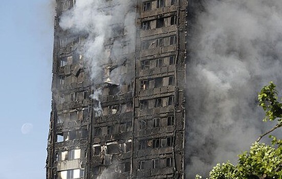 Очевидцы о пожаре в лондонской высотке: люди прыгали из окон