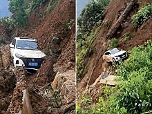 Водитель с пассажирами спаслись из автомобиля, заблокированного оползнем в Китае