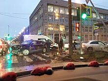 Подросток на Mercedes устроил ДТП в Петербурге