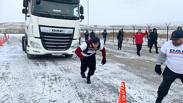Экстремал из МЧС отбуксировал восьмитонную фуру на 47 метров