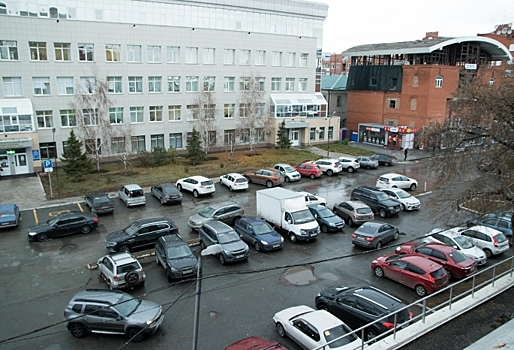 У омских компаний отберут парковки для сотрудников и клиентов, если они не будут за ними следить