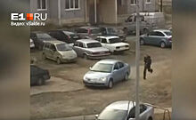 На Урале инспекторы ДПС гонялись за пьяным водителем по двору и детским площадкам: видео