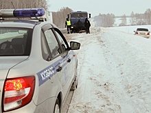 Автоинспекторы спасли замёрзших новосибирцев из вылетевшей с трассы «Тойоты»
