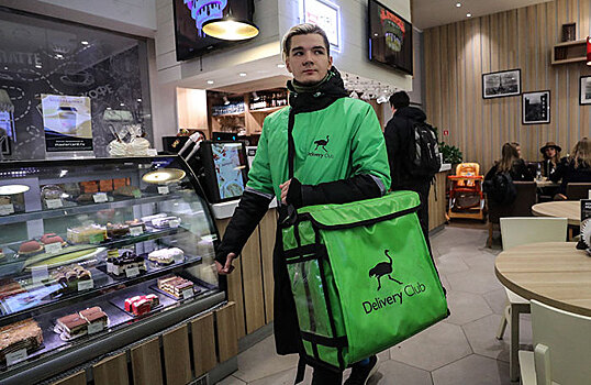 «Ваш заказ доставит учитель литературы»: реклама Delivery Club вызвала неоднозначную реакцию