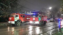 Саратовские пожарные спасли соседние здания от пылающего заброшенного дома