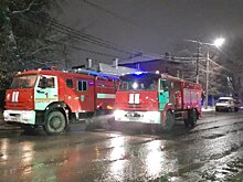 Саратовские пожарные спасли соседние здания от пылающего заброшенного дома