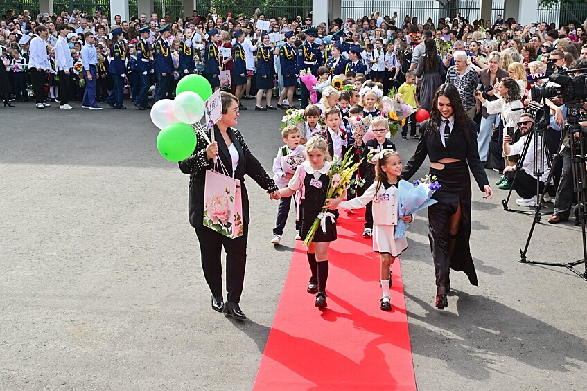 Праздничная линейка для первоклассников в образовательном центре «Протон» на Филевском бульваре в Москве