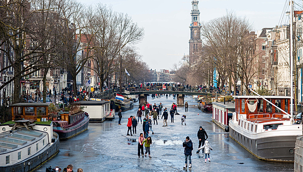 В Амстердаме замерзли знаменитые каналы