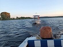 В Каракулинском районе двое мужчин и ребенок застряли на сломанном катере на Каме