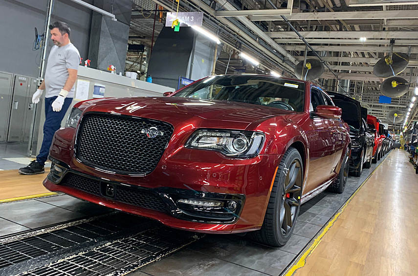 Chrysler 300. Седан покинул конвейер спустя почти два десятилетия производства: последний экземпляр собрали на предприятии в городе Брамптон (Канада).