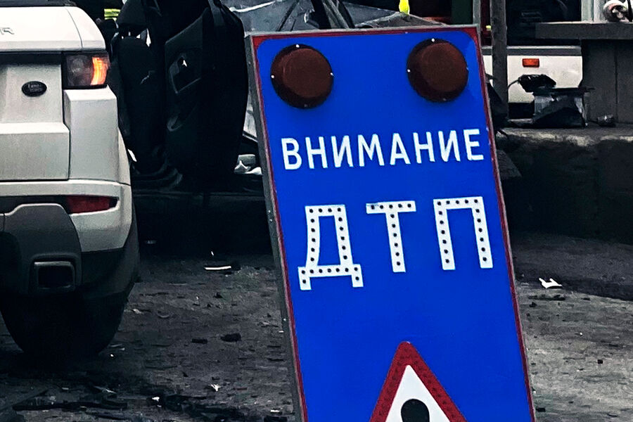 Машина без водителя сбила двух пешеходов в Новороссийске