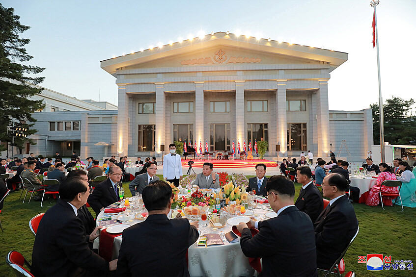 Северокорейский лидер Ким Чен Ын на торжественном ужине по случаю 73-й годовщины основания Северной Кореи в Пхеньяне, 2021 год