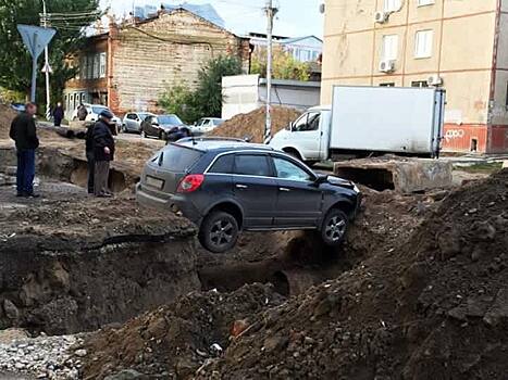 Саратовцы решили творчески подойти к проблеме огромных ям на дорогах. Это сработало?