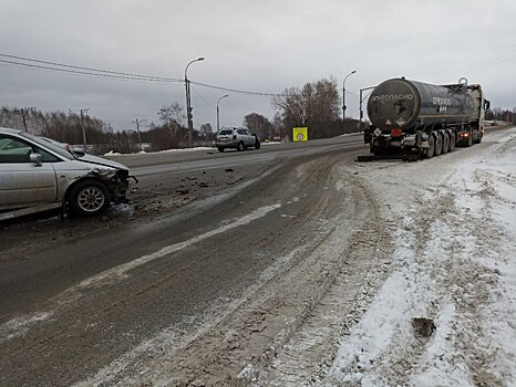 Под Новосибирском бензовоз протаранил два минивэна, перестраиваясь в другой ряд
