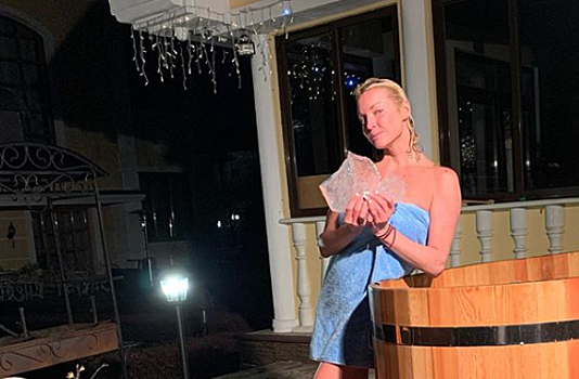 Волочкова поранилась во время рубки льда топором