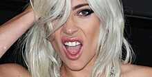 Леди Гага рухнула со сцены верхом на фанате