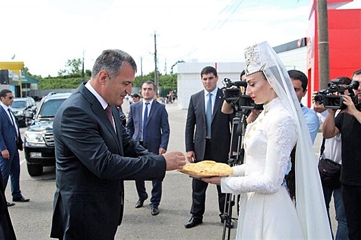 Виталий Габния встретил делегацию Южной Осетии на границе