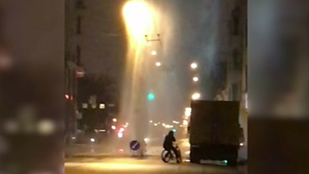 Посреди улицы в Петербурге забил фонтан кипятка