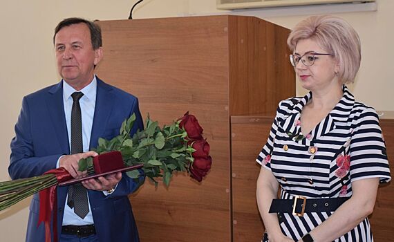 Глава Выселковского района Сергей Фирстков принимает поздравления по случаю юбилея