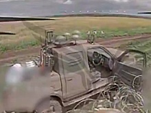 FPV-дрон изрешетил украинский пикап в районе Федоровки в ДНР
