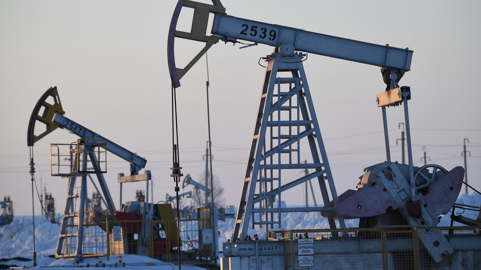 Ограничения нефтепродукты. Обвал нефти. Нефть на ближнем востоке. Запрет на импорт нефти. Поставки нефти.