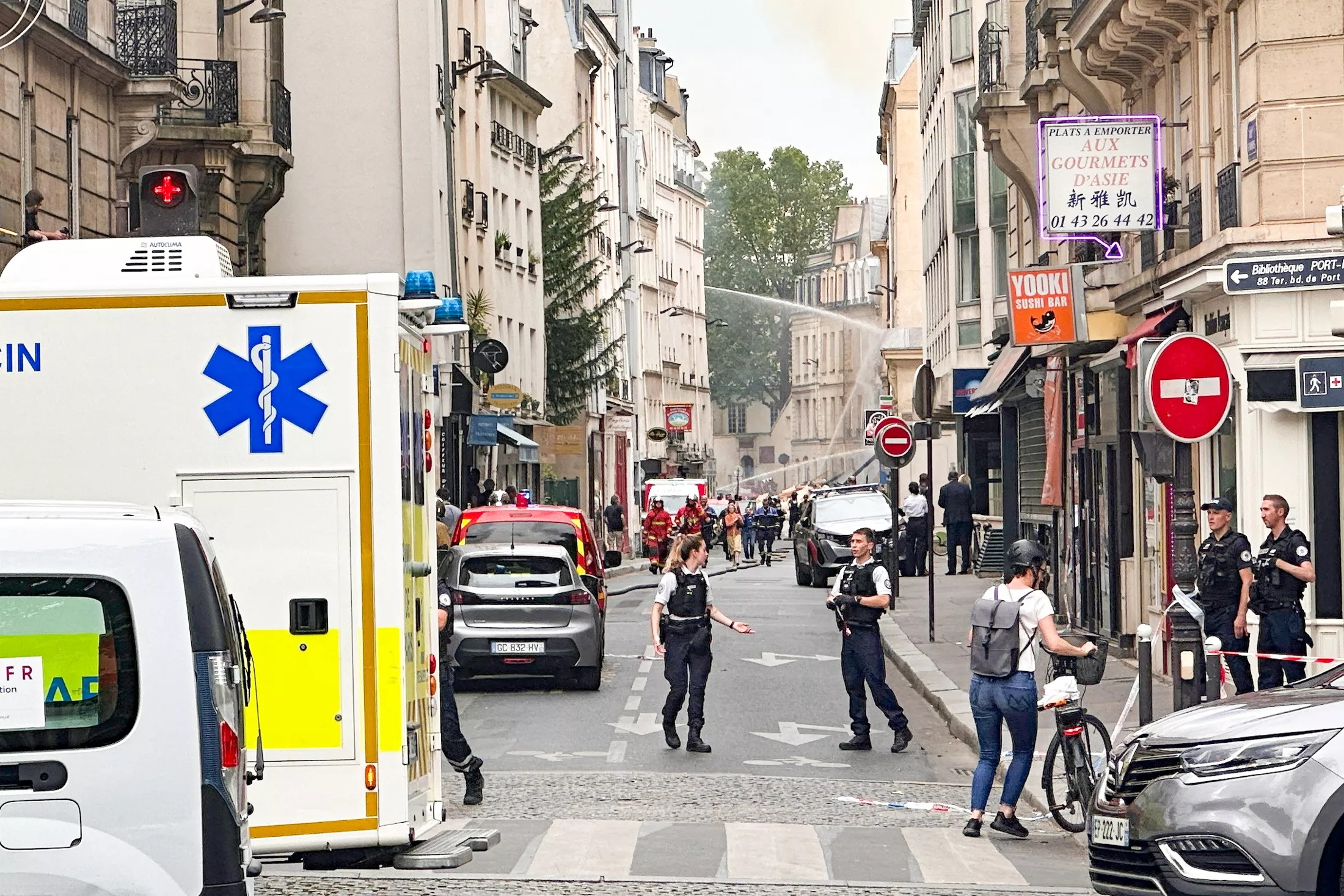 Два человека пропали без вести после взрыва здания в Париже