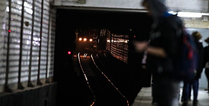 Мужчина попал под поезд на «Таганской» и выжил