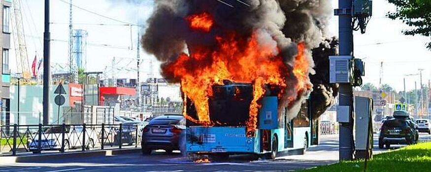 В Сочи на Краснополянском шоссе загорелся пассажирский автобус