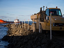 Спасатели проложили насыпь к танкеру "Надежда"