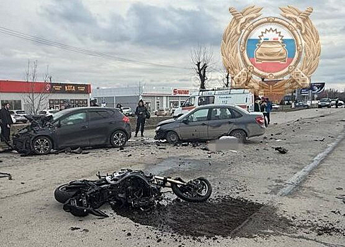 Мотоциклист погиб при столкновении с двумя легковушками в Саратовской области