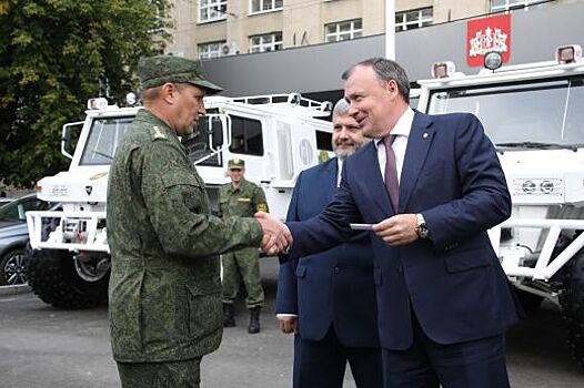 Алексей Орлов передал охотинспекторам три снегоболотохода для усиления работы по охране животного мира области
