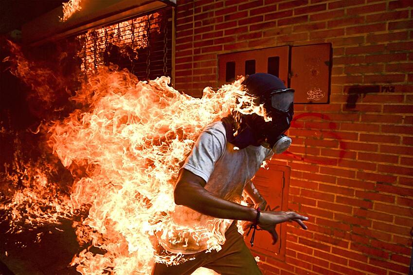 Участник антиправительственных акций протеста в Каракасе, столице Венесуэлы. Категория «Фотография года»