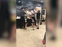 Пьяные подростки избили менеджера McDonalds за просьбу покинуть зал – видео